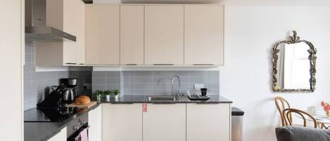 Kylskåp, mikrovågsugn, ugn och spishäll