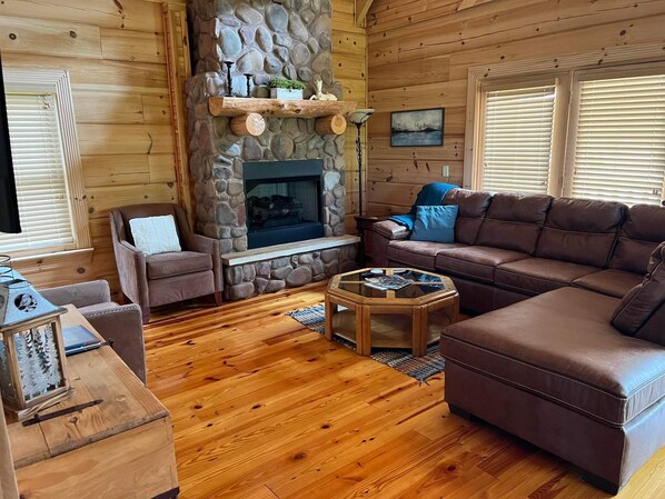 TV connectée, cheminée, livres, espaces bureaux