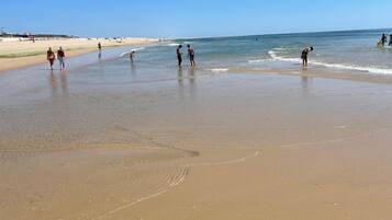 Aan het strand, ligstoelen aan het strand, strandlakens