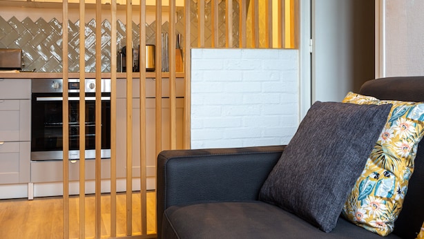 A modern kitchen with a built-in oven and a wooden partition. - HAPPY KOOL | city center | wifi | private parking (Blois)