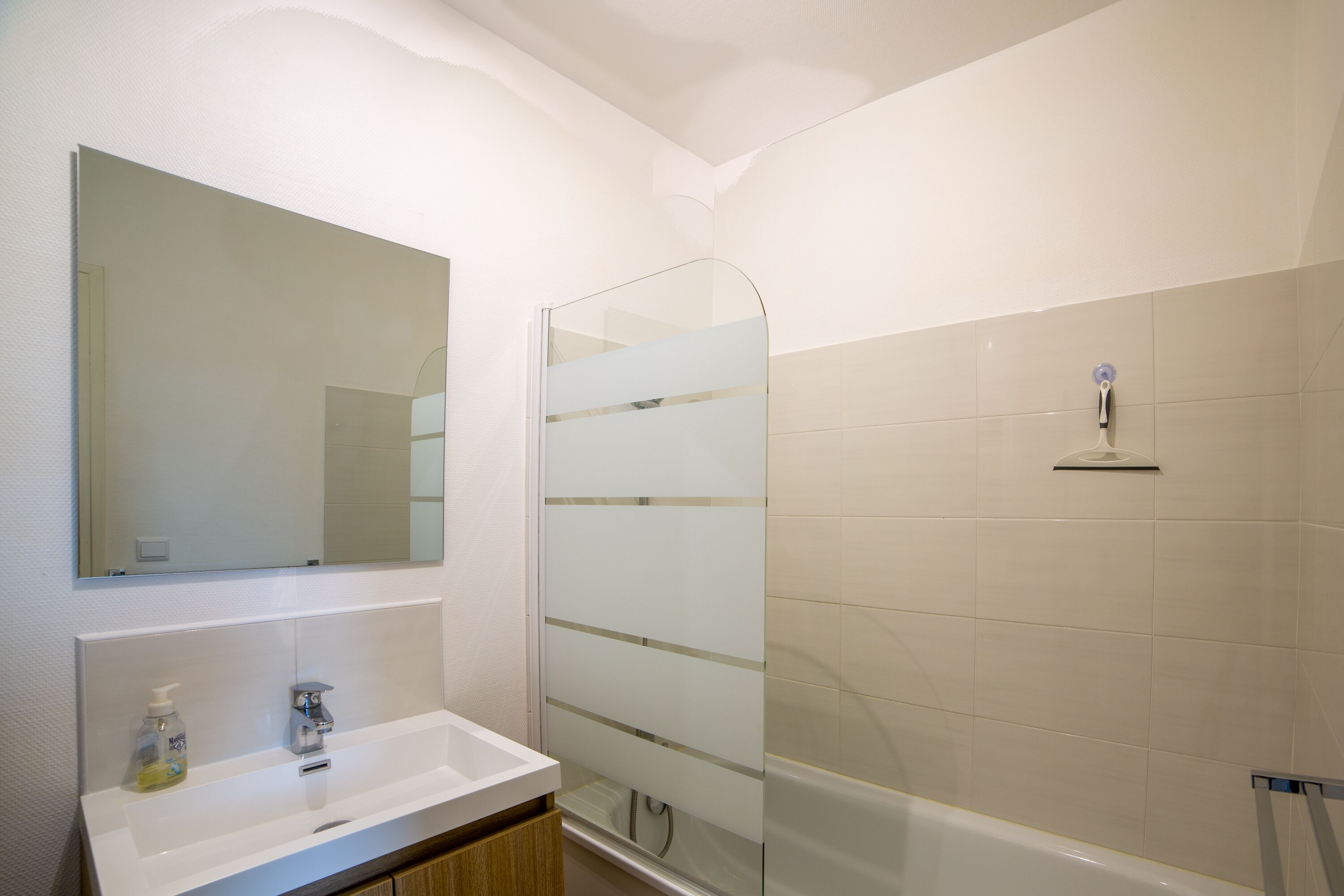 Ensemble douche/baignoire, sèche-cheveux, serviettes fournies, savon