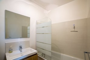 Combined shower/bathtub, hair dryer, towels, soap
