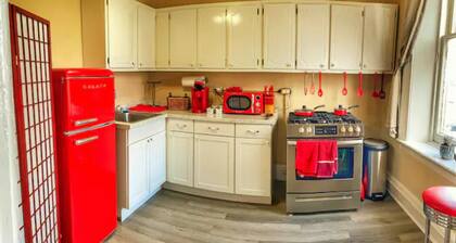 2nd Story Historic Downtown 2BR with Modern Amenities