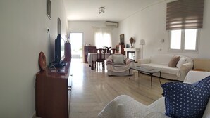 Una sala de estar con un sofá, una mesa de centro y un comedor con sillas y una mesa.