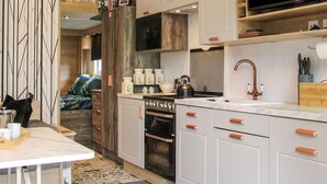 Cottage | Bếp riêng | Tủ lạnh, dụng cụ nấu nướng/bát dĩa/dao nĩa 