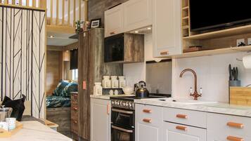 Cottage | Private kitchen | Fridge, cookware/dishes/utensils