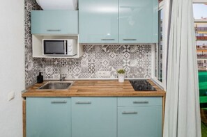 Een koelkast, een microgolfoven, een kookplaat