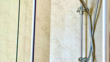 Doccia, asciugacapelli, bidet, asciugamani