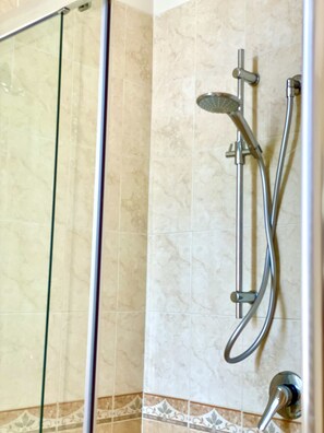 Douche, sèche-cheveux, bidet, serviettes fournies