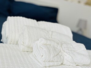 Suihku, hiustenkuivaaja, bidee, pyyhkeet