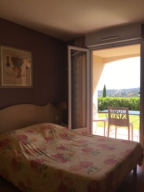 2 bedrooms, iron/ironing board, wheelchair access - SEA VIEW and POOL - Beautiful Apartment overlooking the Gulf of St Tropez (Roquebrune-sur-Argens)