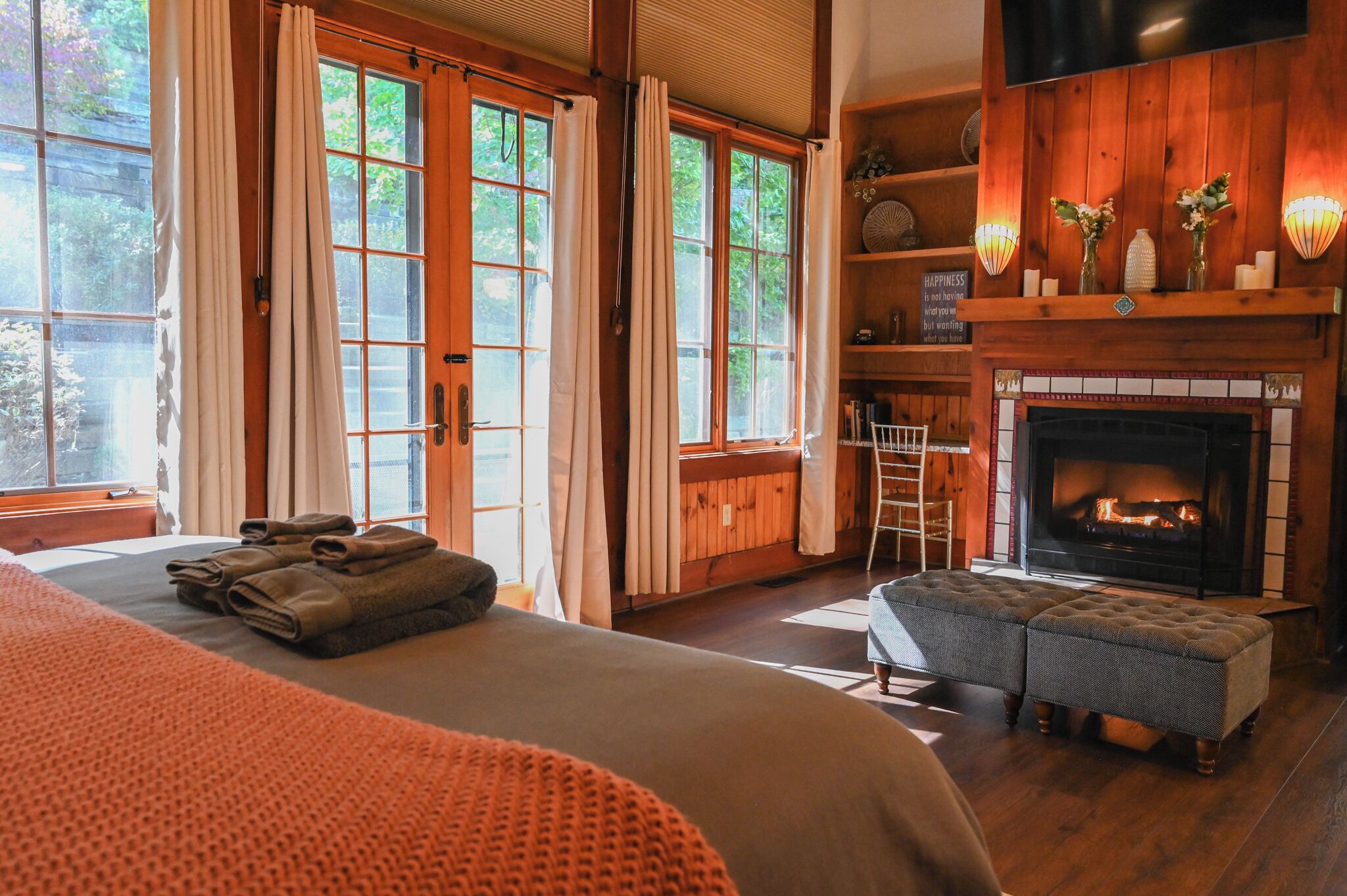 7 chambres, bureau, fer et planche à repasser, lit parapluie