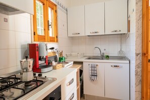 Fridge, oven, stovetop, coffee/tea maker