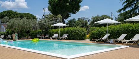 Piscine extérieure, chaises longues