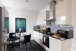 冷蔵庫、電子レンジ、オーブン、コンロ