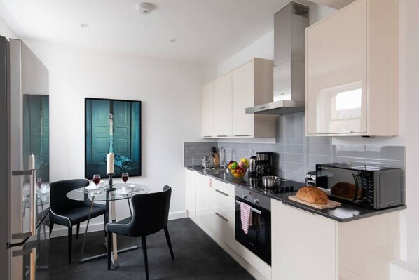 Køleskab, mikrobølgeovn, ovn, kogeplade