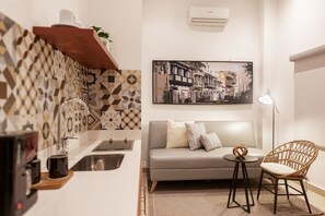 高级复式房, 1 间卧室 | 起居区 | 50-英寸智能电视（配备数码频道）、电视、加热地板