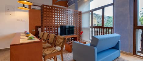 Loft Deluxe, 1 habitación | Sala de estar | Smart TV de 50 pulgadas con canales digitales y televisión