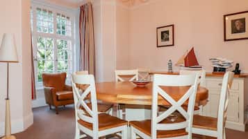 Ferienhaus | Eigene Küche | Kühlschrank, Mikrowelle, Geschirrspüler, Wasserkocher