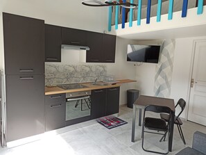 Fridge, microwave, oven, stovetop - Gite Avec Mezzanine (Floirac)