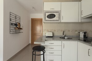 Refrigerador, microondas, cafetera y tetera y tostadora