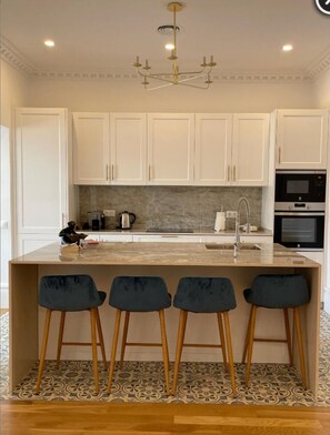 Een eettafel, een keukeneiland