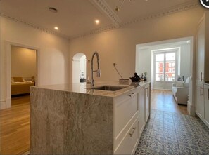 Een eettafel, een keukeneiland