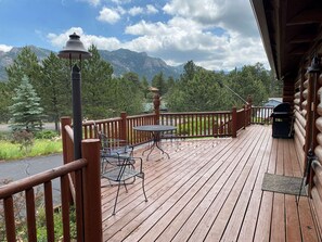 Outdoor dining - Log Home, Views, Wildlife, Near Estes, Scott Ponds, Playground, Town Trails. (Estes Park)