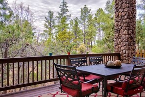 Outdoor dining - Torreon Family Cabin, Large Decks & Open Floorplan (Show Low)