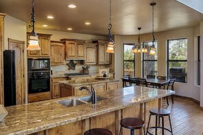 Private kitchen - Torreon Family Cabin, Large Decks & Open Floorplan (Show Low)