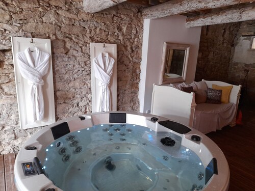 The Sainte Valière gîte (swimming pool, SPA and air conditioning)