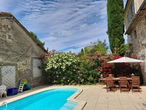 Una piscina al aire libre