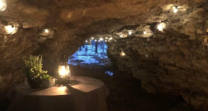 The Wilderness Romance Retreat - Cave , Luxury Hot Tub, Hiking ,420-friendly !