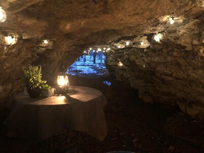 The Wilderness Romance Retreat - Cave , Luxury Hot Tub, Hiking ,420-friendly !