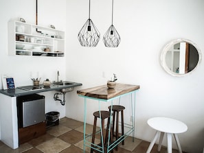 Frigorífico pequeño y utensilios de cocina
