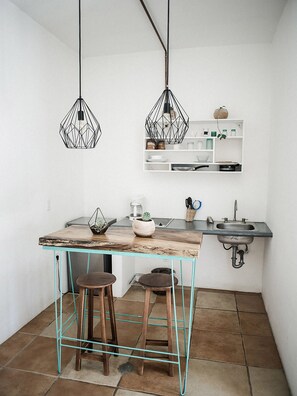 Apartamento exclusivo | Cocina privada | Frigorífico pequeño y utensilios de cocina