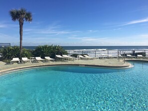 Alberca al aire libre y alberca climatizada