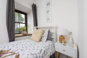 2 bedrooms, iron/ironing board, travel crib, internet - Aval Dor Barn, Hot Tub, Pet Friendly (Crowlas)
