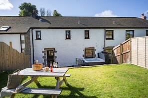Outdoor dining - Aval Dor Barn, Hot Tub, Pet Friendly (Crowlas)