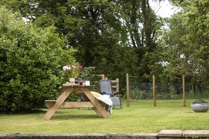 Outdoor dining - Aval Dor Barn, Hot Tub, Pet Friendly (Crowlas)