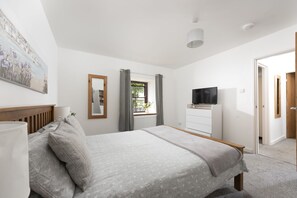 2 bedrooms, iron/ironing board, travel crib, internet - Aval Dor Barn, Hot Tub, Pet Friendly (Crowlas)