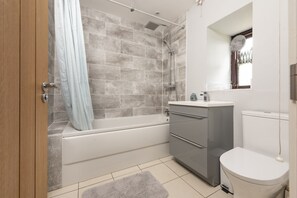 Combined shower/tub, hair dryer - Aval Dor Barn, Hot Tub, Pet Friendly (Crowlas)