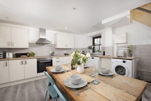 Fridge, microwave, oven, stovetop - Aval Dor Barn, Hot Tub, Pet Friendly (Crowlas)