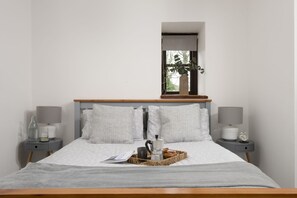 2 bedrooms, iron/ironing board, travel crib, internet - The Old Hay Barn, Croft Hooper -  a cottage that sleeps 4 guests  in 2 bedrooms (Crowlas)