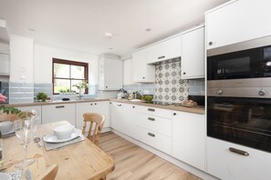 Fridge, microwave, oven, dishwasher - The Old Hay Barn, Hot Tub, Pet Friendly (Crowlas)