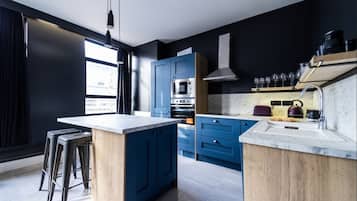 Luxury Apartment, Private Bathroom (Town Centre) | Shared kitchen