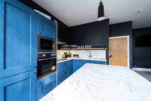 Shared kitchen - Luxury Blackpool Apartments by Sasco (Blackpool)