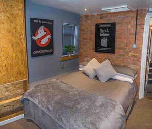 2 bedrooms, iron/ironing board, free WiFi, bed sheets - Unique Town Centre Apartment/ Air Con/ Private Roof Terrace/ Jacuzzi/ 2 Bedrooms (Loughborough)