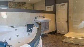 Combined shower/tub, jetted tub, hair dryer, towels