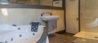 Unique Town Centre Apartment/ Air Con/ Private Roof Terrace/ Jacuzzi/ 2 Bedrooms
